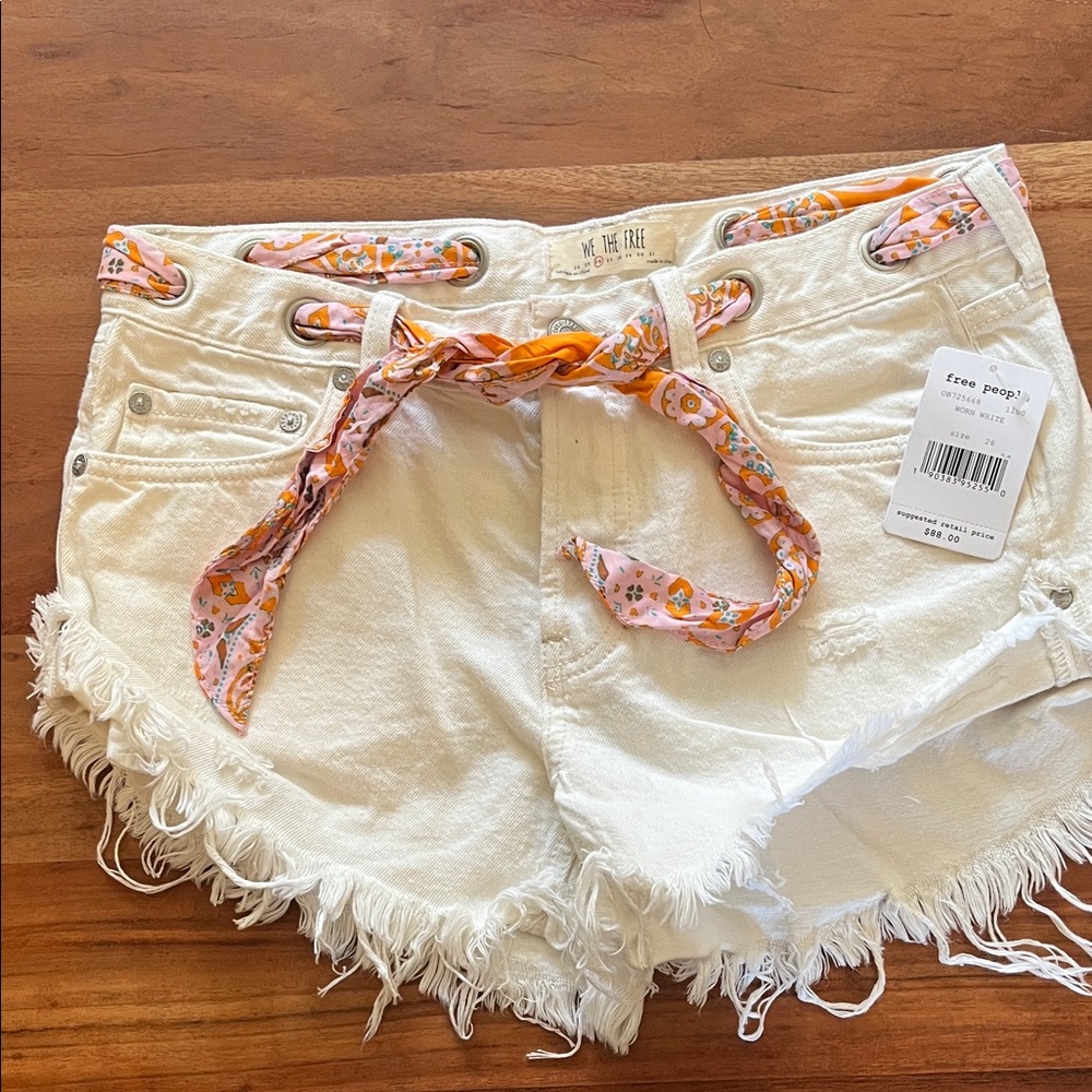 We The Free Cream Frayed Jean Shorts with Floral Belt new with tags. Size 26